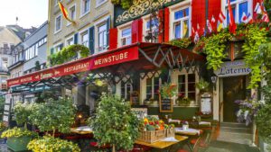 Ein charmantes Restaurant in Baden-Baden mit blühender Außenterrasse und frischen Blumen.